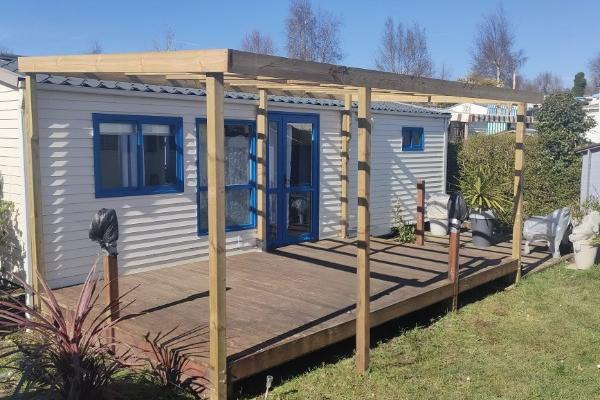 Création d’une terrasse avec pergola bois et entoilage à Saint Michel des loups
